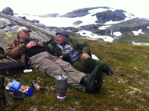 Johannes og Helleik slappar av og ventar på dyra